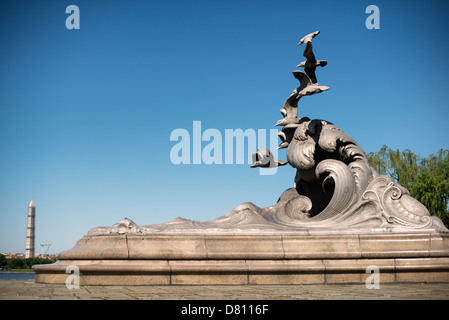 WASHINGTON DC // WASHINGTON DC – das Washington Monument (im Hintergrund links mit Gerüsten) und das Navy-Merchant Marine Memorial in Arlington, Virginia, auf Columbia Island am Ufer des Potomac gegenüber Washington DC. Das Denkmal ehrt diejenigen, die im Ersten Weltkrieg ihr Leben auf See verloren haben und wurde 1934 eingeweiht. Die Hauptskulptur ist aus Aluminium gegossen. Stockfoto