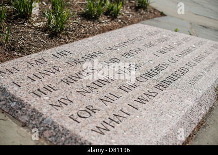 WASHINGTON DC, USA - eine Inschrift aus einem lbj Rede bei der Lyndon Baines Johnson Memorial Grove. Die Gedenkstätte ist in Lady Bird Johnson Park am Ufer des Potomac Auf dem George Washington Memorial Parkway in Arlington, Virginia. Stockfoto