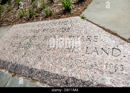 Lyndon Baines Johnson Memorial Inscription Washington DC // WASHINGTON DC — eine Inschrift mit Worten von Präsident Lyndon B. Johnson's Antrittsrede ist im Lyndon Baines Johnson Memorial Grove auf Columbia Island ausgestellt. Das Denkmal, das dem 36. Präsidenten gewidmet ist, befindet sich im Lady Bird Johnson Park am Potomac River. Obwohl der Park in Arlington, Virginia, liegt, wird er als Teil der National Capital Parks in Washington DC verwaltet. Die Inschrift fängt einen Teil der Antrittsrede Johnsons vom 20. Januar 1965 ein, in der er seine Vision für Amerika betont. Die Gedenkstätte g Stockfoto