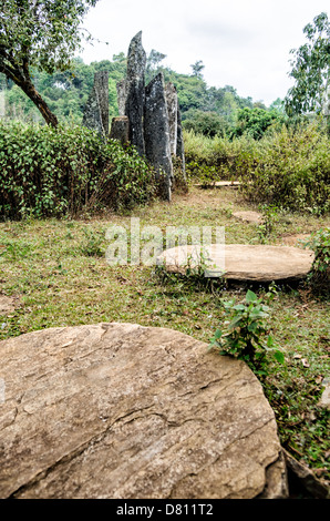 SAM Nea, Laos - die Menhirs (Steine) von Hintang, nahe Sam Neua, im Nordosten von Laos. Der Ursprung der Steine und der runden Steinabdeckungen ist unbekannt, aber es wird angenommen, dass sie mit Begräbnisritualen zusammenhängen, ähnlich den Steingläsern in der Ebene der Gläser. Die Steine wurden erstmals in den 1930er Jahren von Madeleine Colani, einer französischen Archäologin, als Teil ihrer umfassenderen Arbeit an den megalithischen Steingläsern untersucht, die der Ebene der Gläser ihren Namen geben. Stockfoto