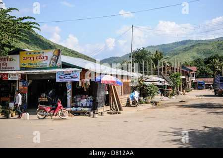 PROVINZ XIENG KHOUANG, Laos – Eine kleine Stadt an einer Kreuzung im Norden von Laos. Stockfoto