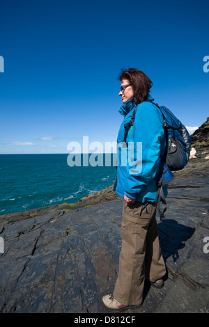 Eine weibliche Wanderer dabei den Blick auf die Küste bei in der Nähe von Boscastle in Nord Cornwall, England, UK Stockfoto