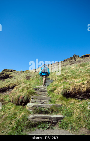 Eine weibliche Wanderer auf dem South West Coast Path zwischen Tintagel und Boscastle in Nord Cornwall, England, UK Stockfoto