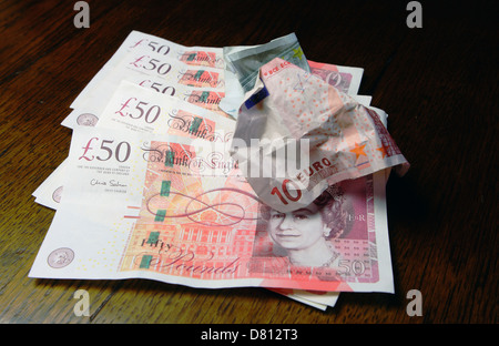 10 und 5 Euro-Banknoten auf Sterling £50 Noten vermasselt Stockfoto