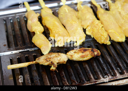 Chicken Satay Spieße auf einem heißen Grill Kochen Stockfoto