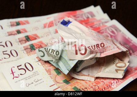 10 und 5 Euro-Banknoten auf Sterling £50 Noten vermasselt Stockfoto