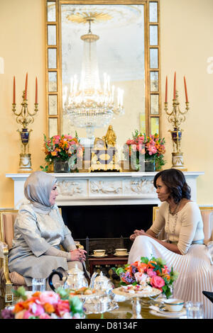 US-First Lady Michelle Obama trifft sich mit Emine Erdoğan, Ehefrau des Ministerpräsidenten der Türkei in die Yellow Oval Room des weißen Hauses 16. Mai 2013 in Washington, DC. Stockfoto