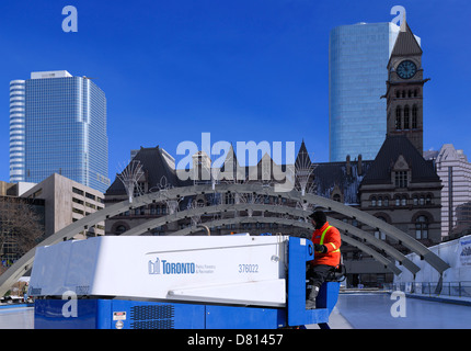 Zamboni Fahrer Pflege outdoor Eislaufbahn am Nathan Phillips Square mit alten Toronto City Hall Stockfoto