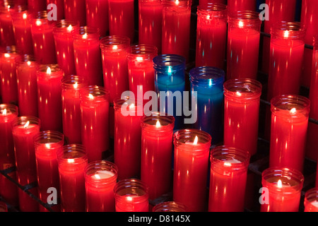 Reihen von Nova Votiv Gebet Kerzen in der Kirche Stockfoto