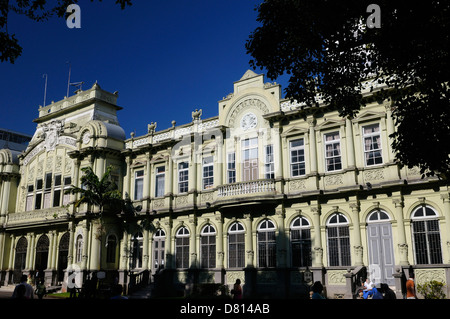 Die wichtigsten klassischen Postgebäude in San Jose Costa Rica mit Morgensonne und blauer Himmel Stockfoto