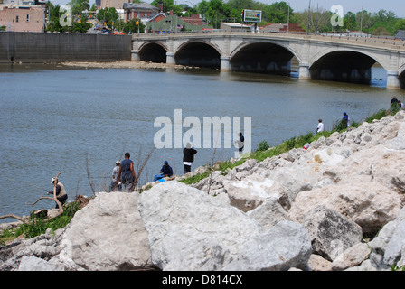 Angler für Bass weiß, von den Ufern des Flusses Sandusky. Fremont, Ohio, Vereinigte Staaten von Amerika Stockfoto