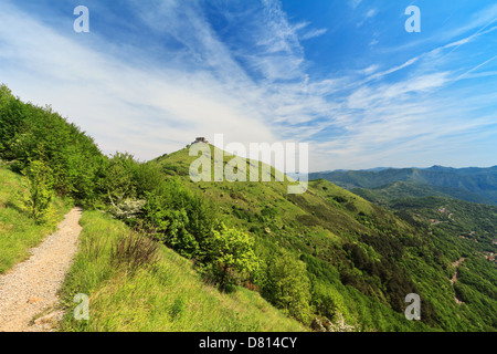 Weg über Genua Hügel mit mittelalterlichen Befestigungsanlagen, Ligurien, Italien Stockfoto