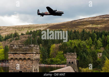 Die Lancaster-Bomber der Battle of Britain Memorial Flight fliegt niedrig über den Derwent Reservoir Damm, zum Gedenken an den 70. Jahrestag des Überfalls von 617 "Dambusters" in der Nacht 16. / 17. Mai 1943. Stockfoto