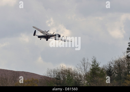 Lancaster-Bomber KCA City of Lincoln über Derwent Reservoir am 16. Mai 2013 Stockfoto