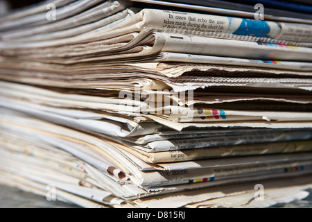 Stapel alter Zeitungen bereit für das recycling Stockfoto