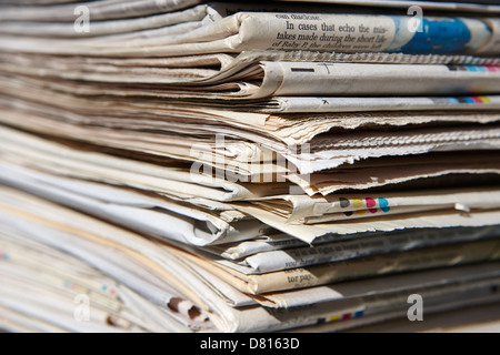 Stapel alter Zeitungen bereit für das Recycling in Großbritannien Stockfoto