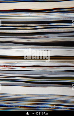 Stapel alter Zeitschriften bereit für das recycling Stockfoto