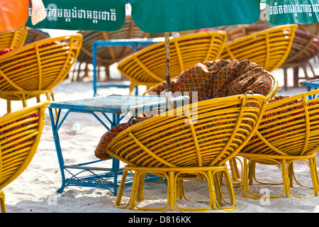 Bunte Stühle auf Serendipity Beach in Sihanoukville, Kambodscha Stockfoto