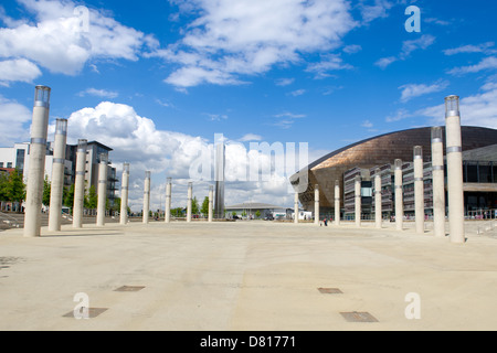 Roald Dahl Plass in Cardiff Bay, mit das Wales Millennium Centre im Hintergrund. Stockfoto