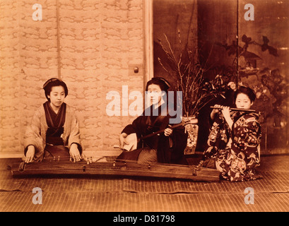 Drei japanische Frauen mit Musikinstrumenten, handkolorierten zu fotografieren, um 1880 Stockfoto