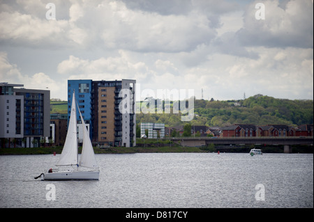 Ein Boot segelt in Cardiff Bay, UK. Stockfoto