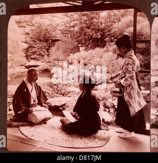Zwei Leute sitzen im japanischen Garten, Kyoto, Japan, ca. 1904 Stockfoto