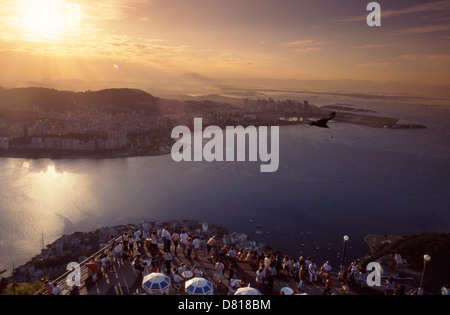 Touristen die Sehenswürdigkeiten Rio De Janeiro Guanabara-Bucht und Flamengo Aussicht auf den Strand von Morro da Urca zunächst stoppen Zuckerhut Seilbahn Stockfoto