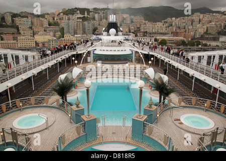 Ein Teil der MSC-Flotte - MSC POESIA in eines ihrer Dock im Mittelmeer Kreuzfahrt in Genua. Stockfoto