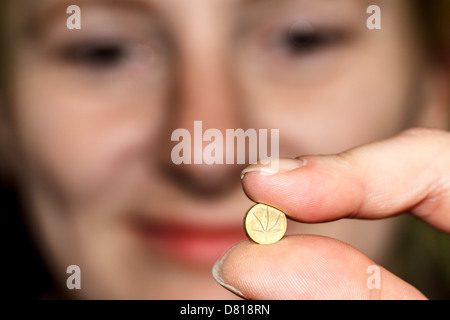 Dame mit Cannabis Blatt tablet Stockfoto