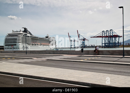 Ein Teil der MSC-Flotte - MSC POESIA in eines ihrer Dock im Mittelmeer Kreuzfahrt. Stockfoto