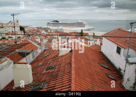 Ein Teil der MSC-Flotte - MSC POESIA in eines ihrer Dock im Mittelmeer Kreuzfahrt. Stockfoto