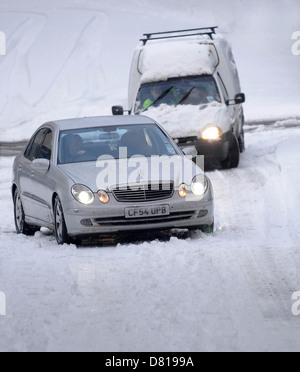 Ein Auto Kufen auf Schnee und Glatteis auf einer Straße, die nicht in Pontypridd gestreut worden. Stockfoto