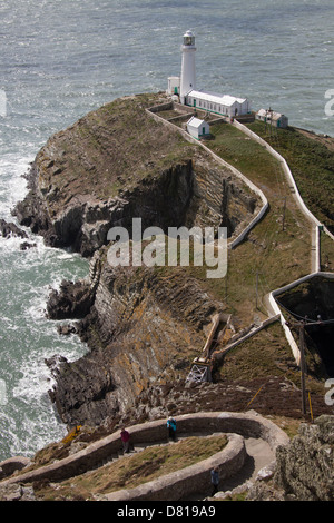 Wales Küstenweg in Nord-Wales. Malerische Aussicht auf South Stack Leuchtturm mit Blick auf die irische See auf Holy Island. Stockfoto
