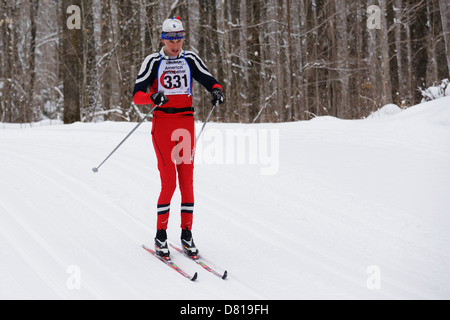 Ein Skifahrer im klassischen Stil auf der Strecke zwischen Cable und Hayward, Wisconsin während des Amerikaners Birkebeiner. Stockfoto