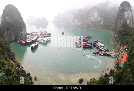 Ein Panorama Blick von Sung Sot Höhle in der Halong Bay in der Wintersaison, wenn Nebel bedecken die Mogotes. Stockfoto