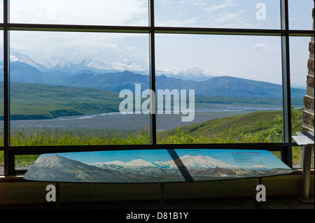 Blick auf Mt. McKinley (Denali Berg) und die Alaska Range von innen Eielson Visitor Center, Denali-Nationalpark, Alaska Stockfoto