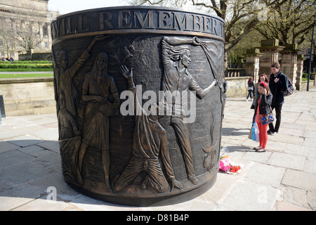 Trauernden am Hillsborough Memorial Skulptur im alten Haymarket, Liverpool Stockfoto