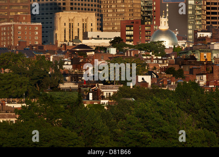 Eine Nahaufnahme von Beacon Hill in Boston über den Charles River aus gesehen Stockfoto