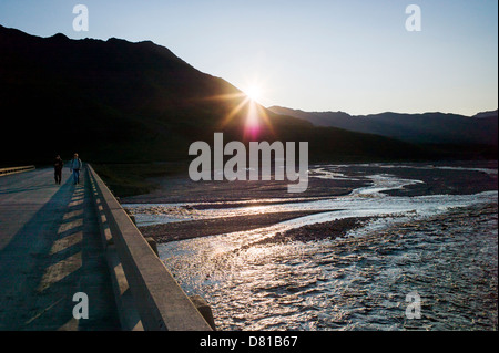 Sonnenuntergang über den geflochtenen Toklat River, Denali National Park, Alaska, USA Stockfoto