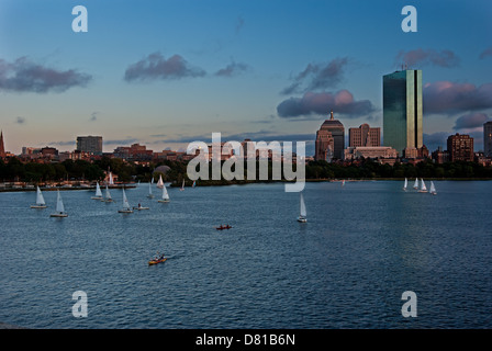 Segelboote im Vordergrund deuten auf die Skyline von Boston Stockfoto