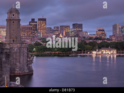 Ein Blick über den Charles River in Richtung Beacon Hill und die Esplanade Stockfoto