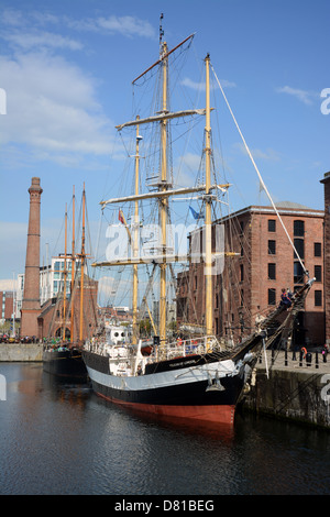 Segelschiffe Pelican of London im Vordergrund und Kathleen & Mai gefesselt in Canning Dock, Liverpool Stockfoto