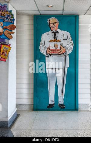 Die legendären Bill Board Bild von Colonel Sanders hält einen Eimer mit Huhn. Stockfoto