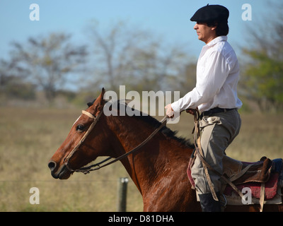 eine traditionelle argentinische Gaucho auf seinem Pferd in der Pampa. Stockfoto