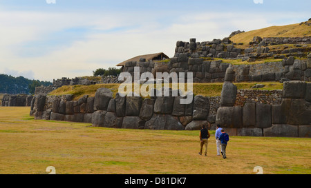 Touristen auf dem Inka-Stätte von Saqsayhuaman, Cuzco, Peru Stockfoto