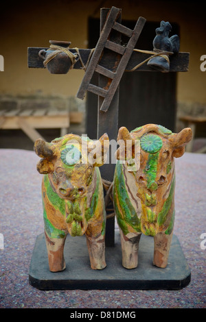 "Toritos de Pucara" freuen Keramik Bullen, die traditionell auf den Dächern der Häuser bringen gut platziert auf der Familie. Cuzco, Peru Stockfoto