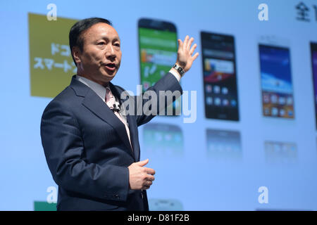 15. Mai 2013, spricht Tokyo, Japan - Kaoru Kato, President und Chief Executive Officer von NTT Docomo Inc., bei einer Pressekonferenz in Tokio am 15. Mai 2013. Japans größte Mobilfunkanbieter enthüllt seine 2013 Sommer-Lineup von 11 Modelle, darunter neun Smartphones, eine Tablette. (Foto: AFLO) Stockfoto