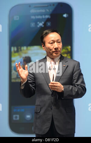 15. Mai 2013, spricht Tokyo, Japan - Kaoru Kato, President und Chief Executive Officer von NTT Docomo Inc., bei einer Pressekonferenz in Tokio am 15. Mai 2013. Japans größte Mobilfunkanbieter enthüllt seine 2013 Sommer-Lineup von 11 Modelle, darunter neun Smartphones, eine Tablette. (Foto: AFLO) Stockfoto