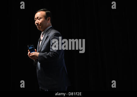 15. Mai 2013, spricht Tokyo, Japan - Kaoru Kato, President und Chief Executive Officer von NTT Docomo Inc., bei einer Pressekonferenz in Tokio am 15. Mai 2013. Japans größte Mobilfunkanbieter enthüllt seine 2013 Sommer-Lineup von 11 Modelle, darunter neun Smartphones, eine Tablette. (Foto: AFLO) Stockfoto