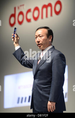 15. Mai 2013, spricht Tokyo, Japan - Kaoru Kato, President und Chief Executive Officer von NTT Docomo Inc., bei einer Pressekonferenz in Tokio am 15. Mai 2013. Japans größte Mobilfunkanbieter enthüllt seine 2013 Sommer-Lineup von 11 Modelle, darunter neun Smartphones, eine Tablette. (Foto: AFLO) Stockfoto